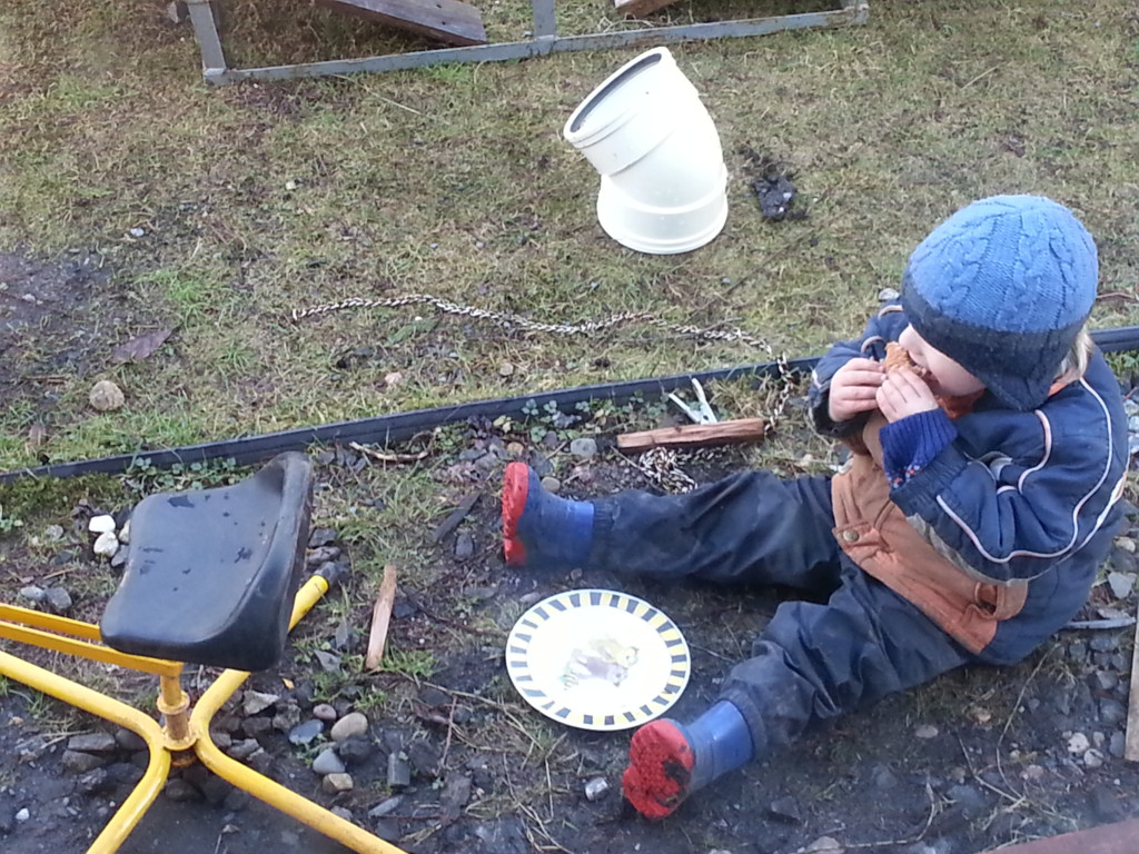 Lenni is taking his lunch break before returning to work. My favorite: the tigerduck plate <3